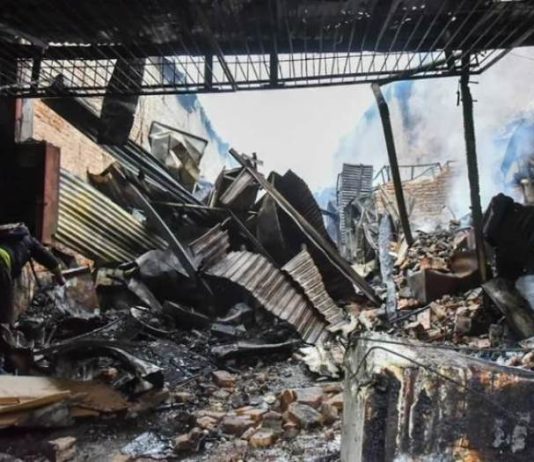PARAGUAY. Bomberos controlan incendio de 6.000 m² en el Mercado 4