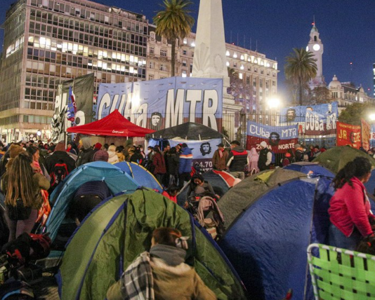 Piqueteros acampan en Plaza de Mayo: «La situación social está reventando»