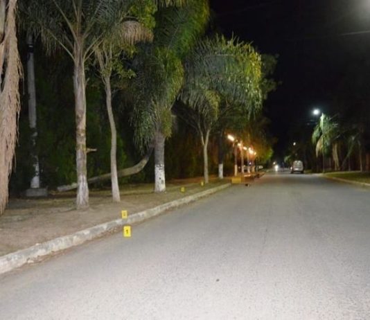 LAGUNA BLANCA: Perdió el control de su moto, chocó contra un árbol y falleció.