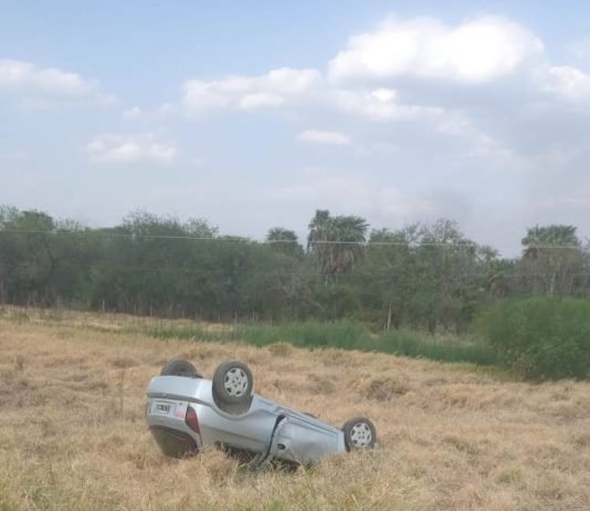 LAGUNA BLANCA: Vuelco de un automóvil dejó a sus ocupantes ilesos.
