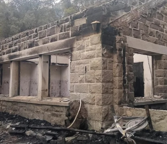 RIO NEGRO: Un grupo mapuche incendió una casa y un puesto de Gendarmería Nacional en Villa Mascardi.