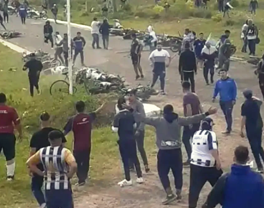 La barra de Talleres de Córdoba despejó un piquete en la ruta a los tiros.