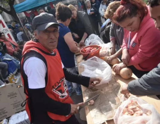 En el primer semestre del año la pobreza llegó al 36,5% de la población y afectó a 17,3 millones de argentinos