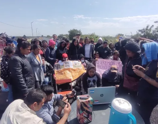 Se levantó el corte del Puente Blanco, pero si no se entregan los módulos, volverán con la medida