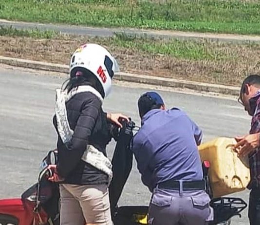 EL ESPINILLO: Loable acción de la policía de Seguridad Vial.