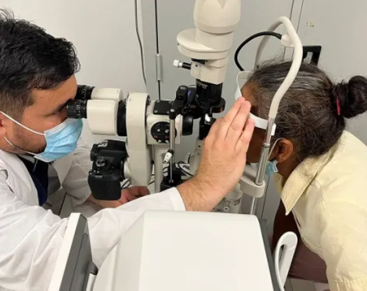 LAGUNA BLANCA. Cirugías oftalmológicas: pacientes intervenidos en el hospital recibieron sus primeros controles.