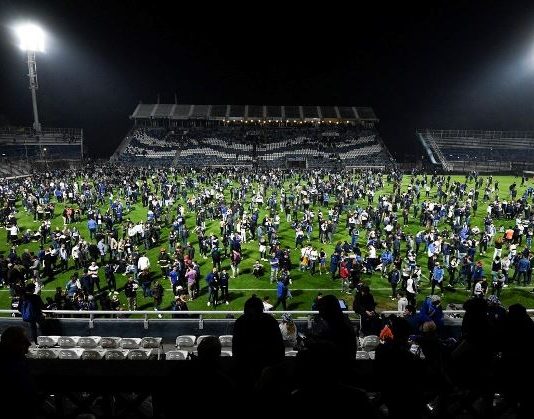 Un hincha murió en medio de los incidentes en Gimnasia La Plata-Boca.