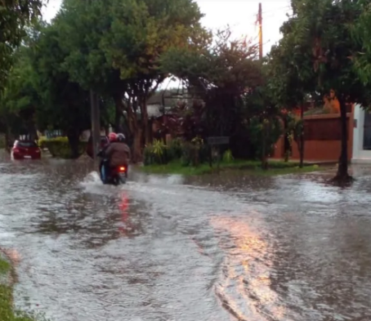 Lluvia torrencial en la ciudad y gran parte de la provincia: calles anegadas, patentes extraviadas y vecinos con quejas en los barrios