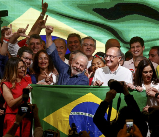 Lula derrotó a Bolsonaro en un reñido balotaje y por tercera vez será el presidente de Brasil