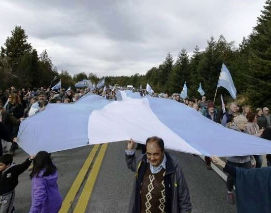 “Basta de terrorismo en la Patagonia”: vecinos marcharon contra los ataques y tomas de tierra