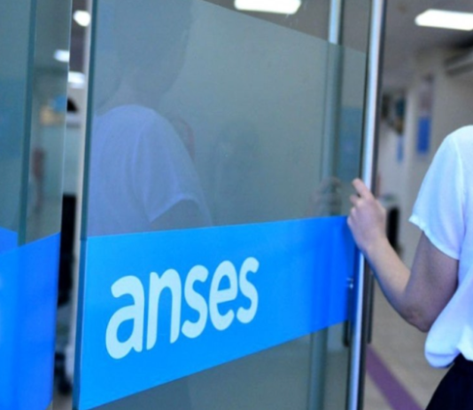 Largas filas en la ANSES para la inscripción en el Refuerzo Alimentario