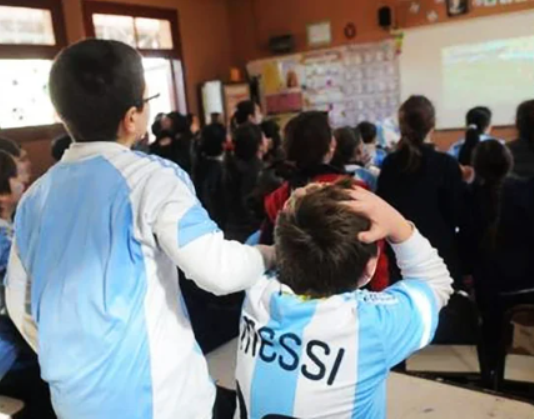 El gobierno de la provincia de Buenos Aires confirmó que pasarán los partidos del mundial en las escuelas.