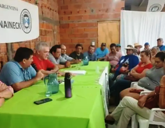 LAGUNA NAINECK: En reunión con productores, Carbajal presentó su proyecto para fomentar la producción bananera