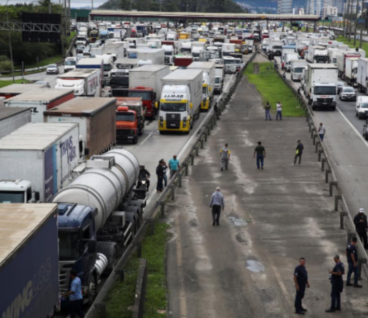Manifestantes que cortan rutas en Brasil dijeron que no se irán tras el discurso de Bolsonaro.