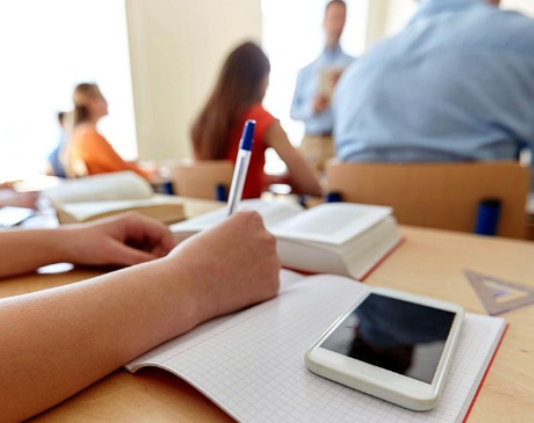 Catamarca analiza prohibir uso de celulares en escuela tras decisión de hacerlo en un establecimiento.