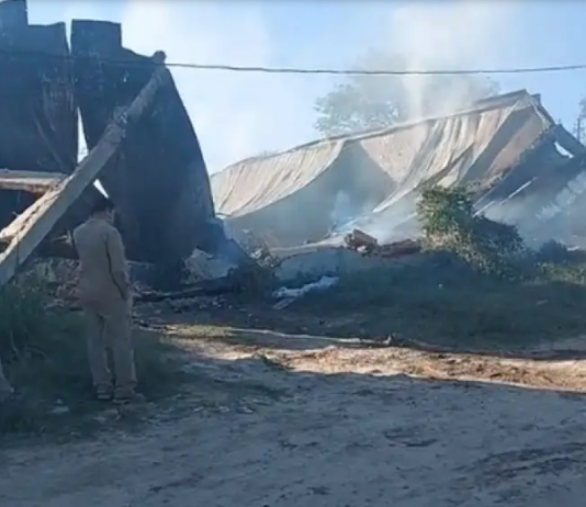 Se incendió un depósito del Ministerio de Desarrollo Humano y se quemaron 5 ambulancias y un camión