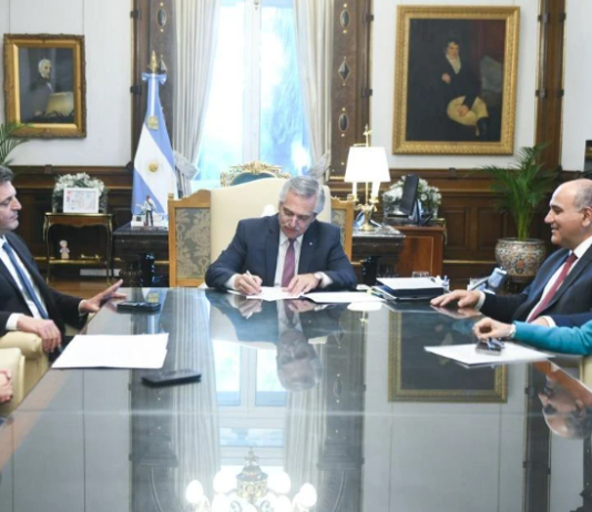 Limitarán por decreto la incorporación de beneficiarios a programas sociales.