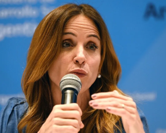 Pese a la protesta piquetera, Tolosa Paz insistió en que no habrá más planes Potenciar Trabajo.