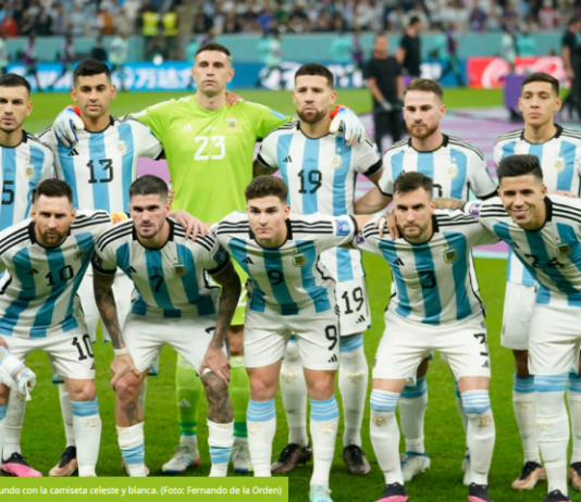 Como en el 78′ y en el 86′: Argentina jugará la final con la camiseta celeste y blanca.