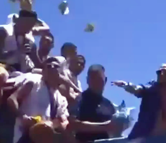 VIDEO VIRAL: “Papu” Gómez tiró billetes a los hinchas desde el micro de la selección