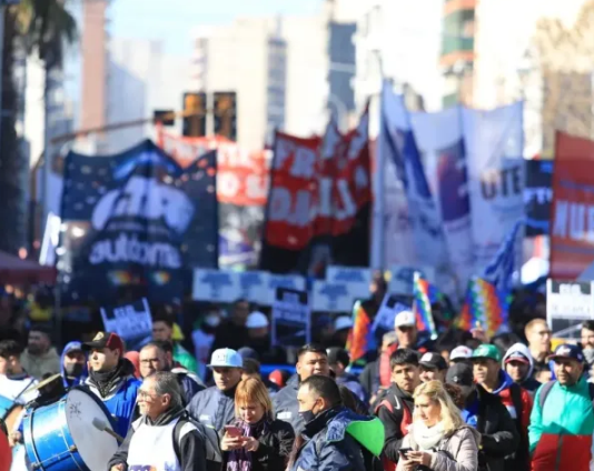 El Gobierno anunció un bono de $24.000 para trabajadores formales y de $13.500 para el Potenciar Trabajo
