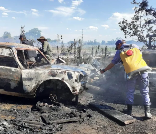 BUENA VISTA: Descontrolada quema de pastizales provocó daños en tres vehículos
