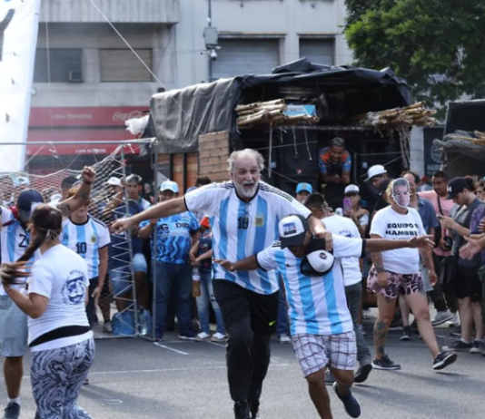 Más dinero y más pobreza: el 51,7% de los argentinos ya recibe algún tipo de ayuda social