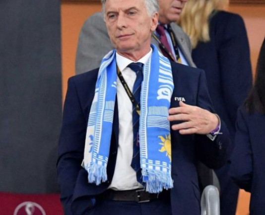 Mauricio Macri sortea su «bufanda de la suerte» que usó durante el Mundial Qatar 2022