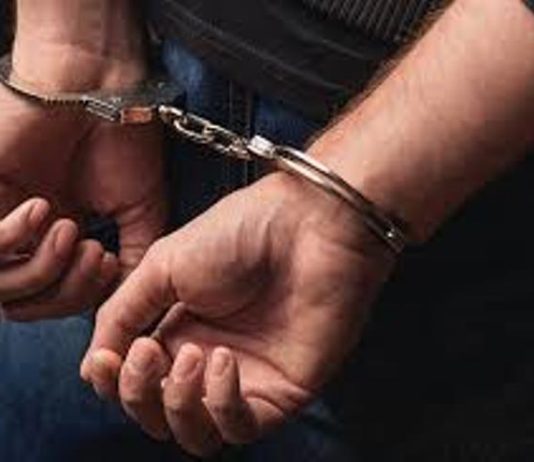 LAGUNA BLANCA: Arrestan a un hombre en la vía pública.