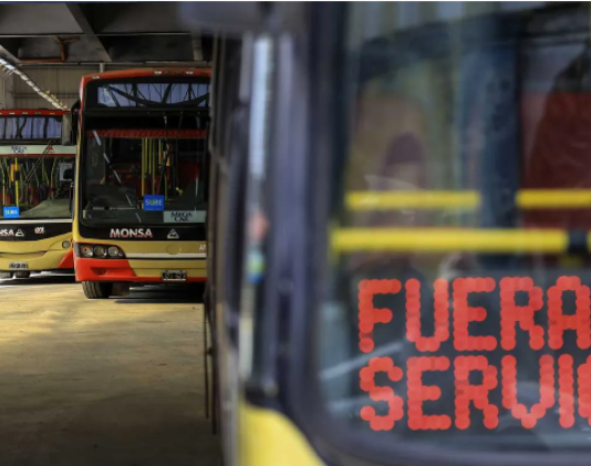 Por una deuda del Gobierno, peligra el servicio de micros del interior para el fin de semana de Navidad