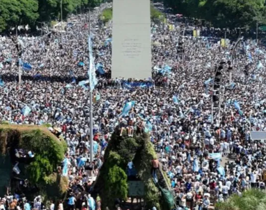 Los duros Twits de Chiqui Tapia: «No nos dejan llegar a saludar a toda la gente que estaba en el Obelisco»