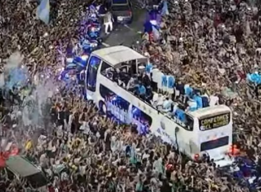 Así fue la multitudinaria caravana de hinchas que acompañó a la Selección en Ezeiza.