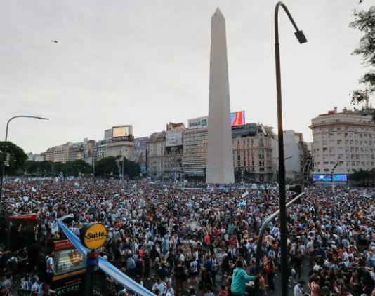 La marea celeste y blanca inundó la 9 de Julio al finalizar el partido en Qatar.