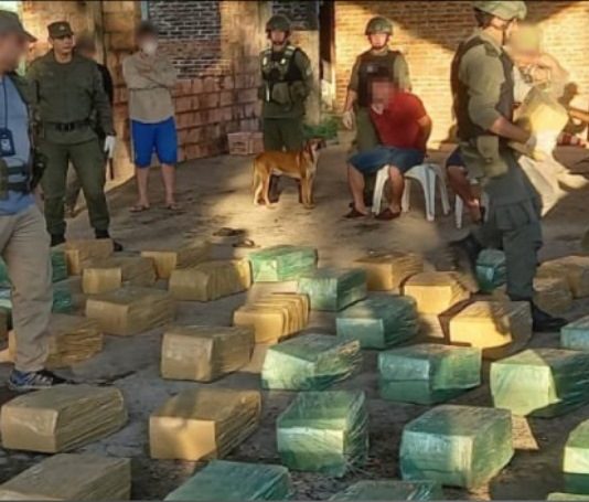 Decomisaron 990 kg de marihuana en el club de la Dirección Provincial de Tierras Fiscales.