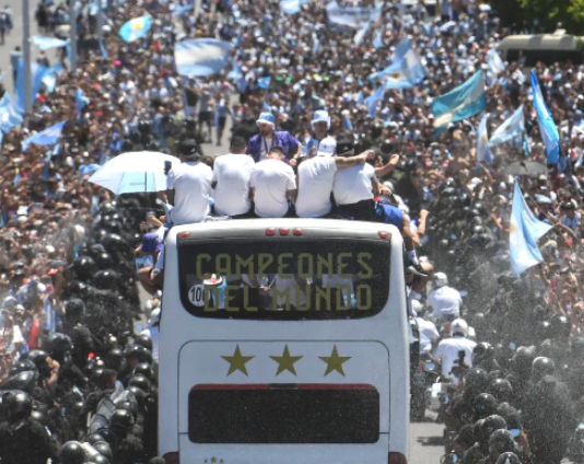 CARAVANA DE LA SELECCIÓN: Cruces entre la AFA y el Gobierno, por el abrupto final de la movilización.