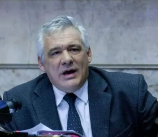 Fernando Carbajal cuestionó al Gobierno por la «precarización laboral» en áreas de la salud