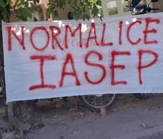 Mujeres radicales colocaron pasacalles en las inmediaciones de IASEP