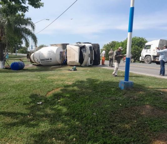RIACHO HE HE: Camión hormigonero volcó en zona sur, sobre Ruta Provincial 2.