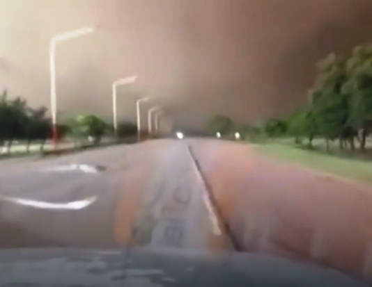 Una impresionante nube de polvo y tierra tapó una ciudad de Chaco