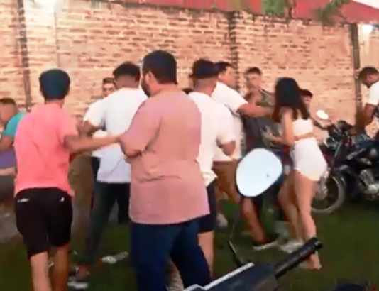 LAGUNA NAINECK: Viralizaron en las redes sociales imágenes de una gresca entre jóvenes a la salida de un local de eventos.