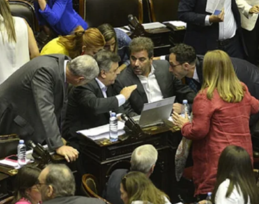 La oposición le advirtió al Gobierno que no facilitará el debate de ninguna ley hasta que cese la embestida contra la Corte Suprema