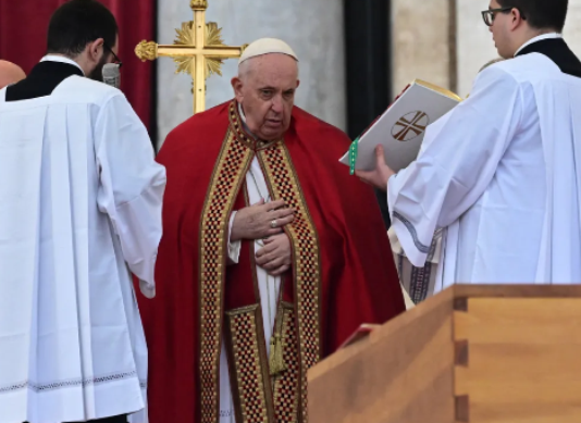 Con Francisco al frente del funeral, miles de fieles despidieron a Benedicto XVI en el Vaticano