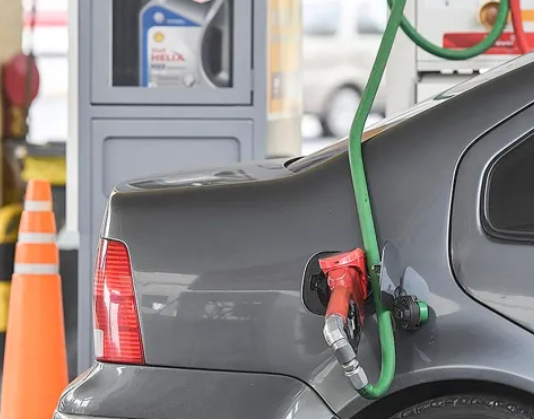 Estaciones de servicios seguirán cobrando con tarjetas de crédito a pesar de sus reclamos