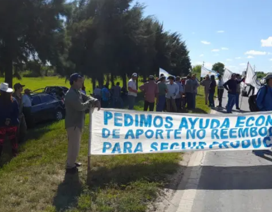 LAGUNA NAINECK: Productores se manifestaron pidiendo mayor asistencia al Gobierno ante la falta de respuestas