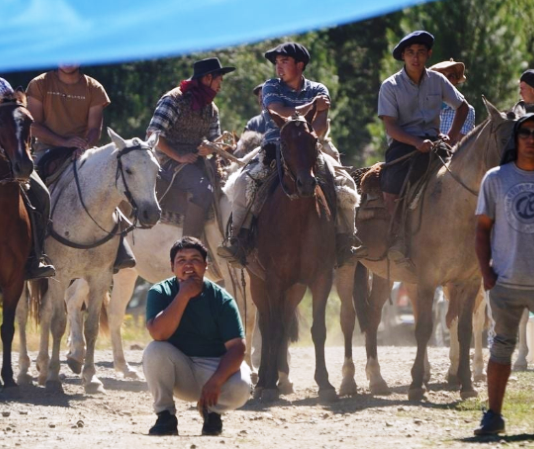 LAGO ESCONDIDO: Gauchos a caballo impidieron el avance de una marcha kirchnerista