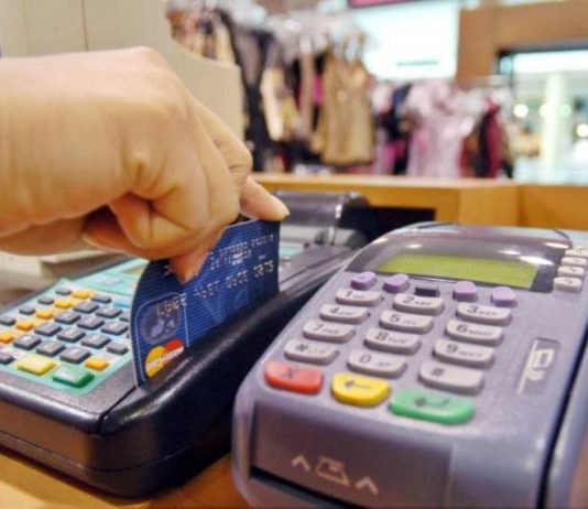 Aclaran que es ilegal cobrar recargo en compras con tarjeta de débito
