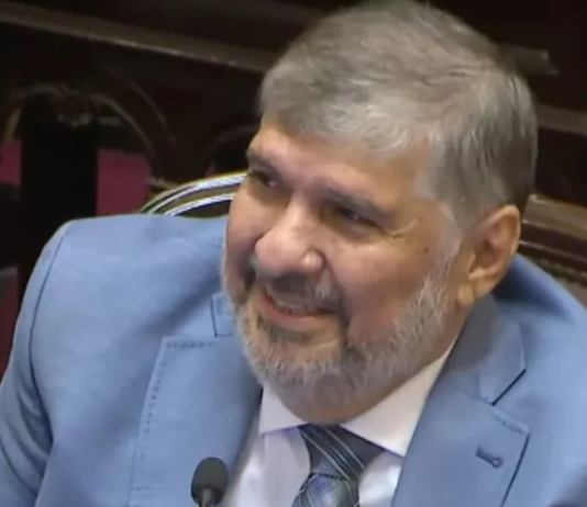 José Mayans volvió al Senado tras su internación de casi 50 días y fue aplaudido: «Estuvimos medio cerquita de la definición de la jugada»