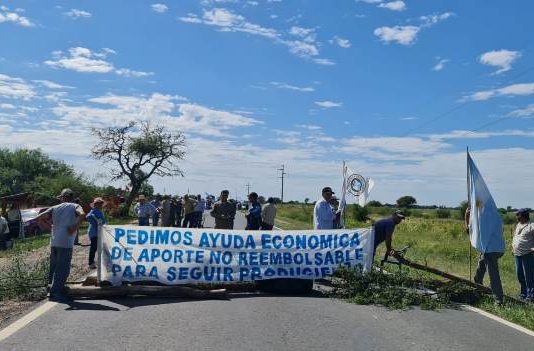 LAGUNA NAINECK: Productores cortan la Ruta Nacional 86