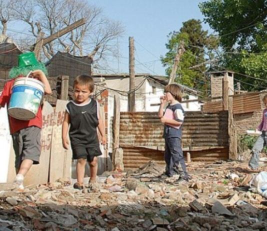 El 54% de los niños menores de 15 años en Argentina son pobres