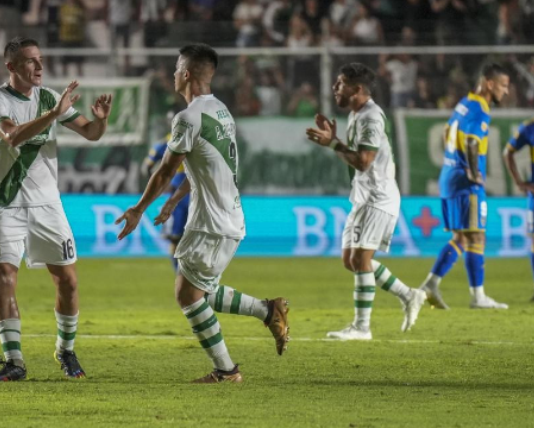 Boca se alejó de la punta: cayó por 1 a 0 ante Banfield en el Sur
